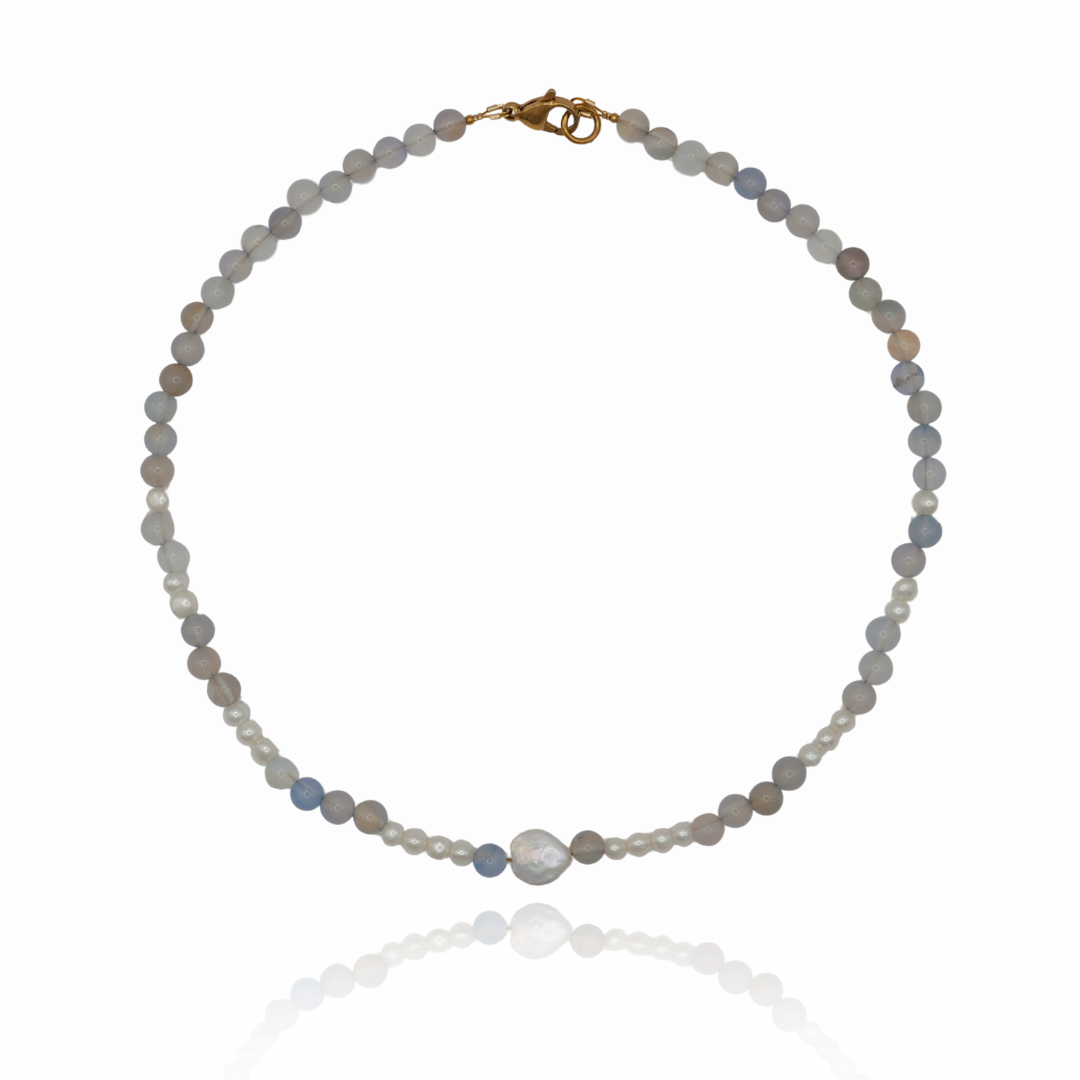 Collar azul con perlas