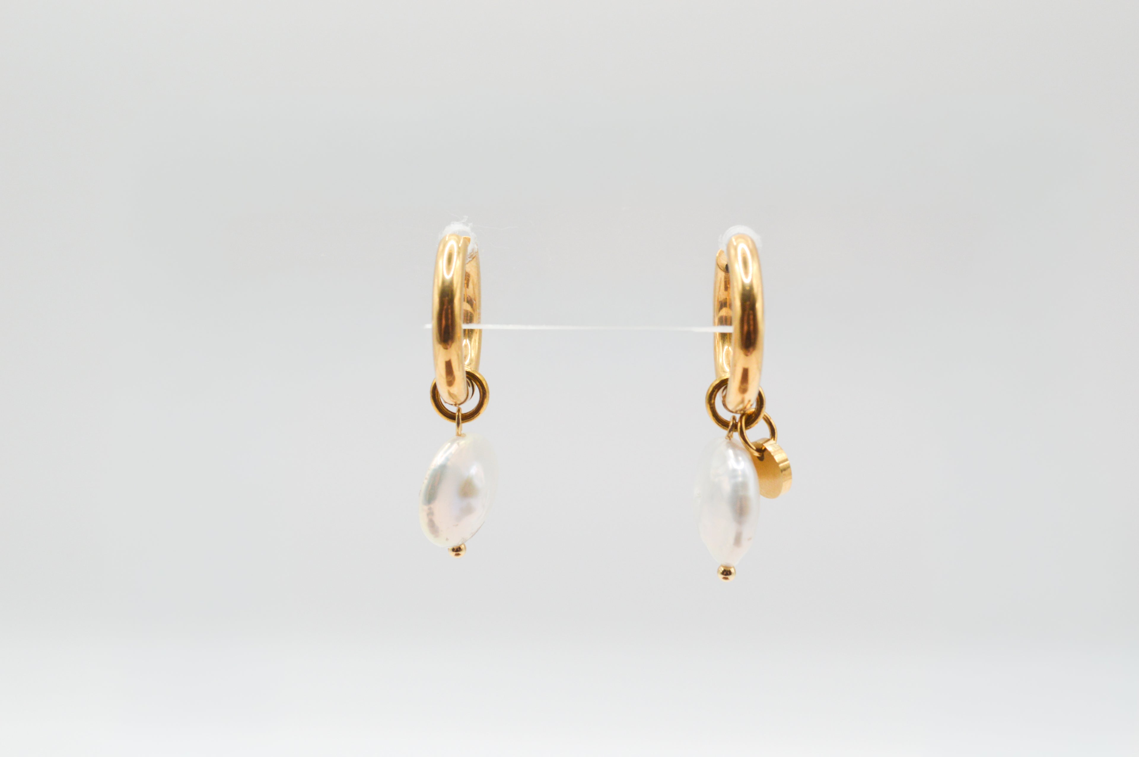 Arracada Perla Plana Dorada