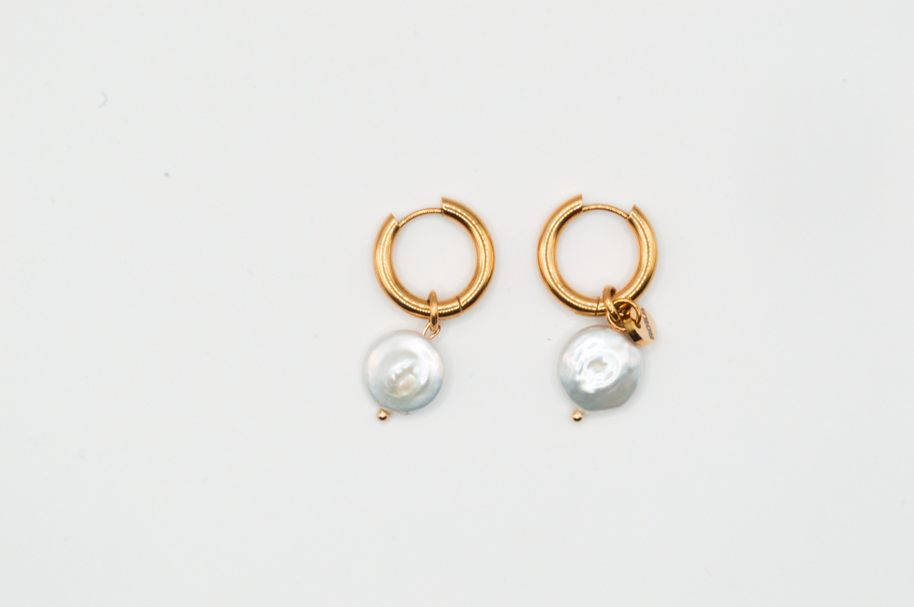 Arracada Perla Plana Dorada