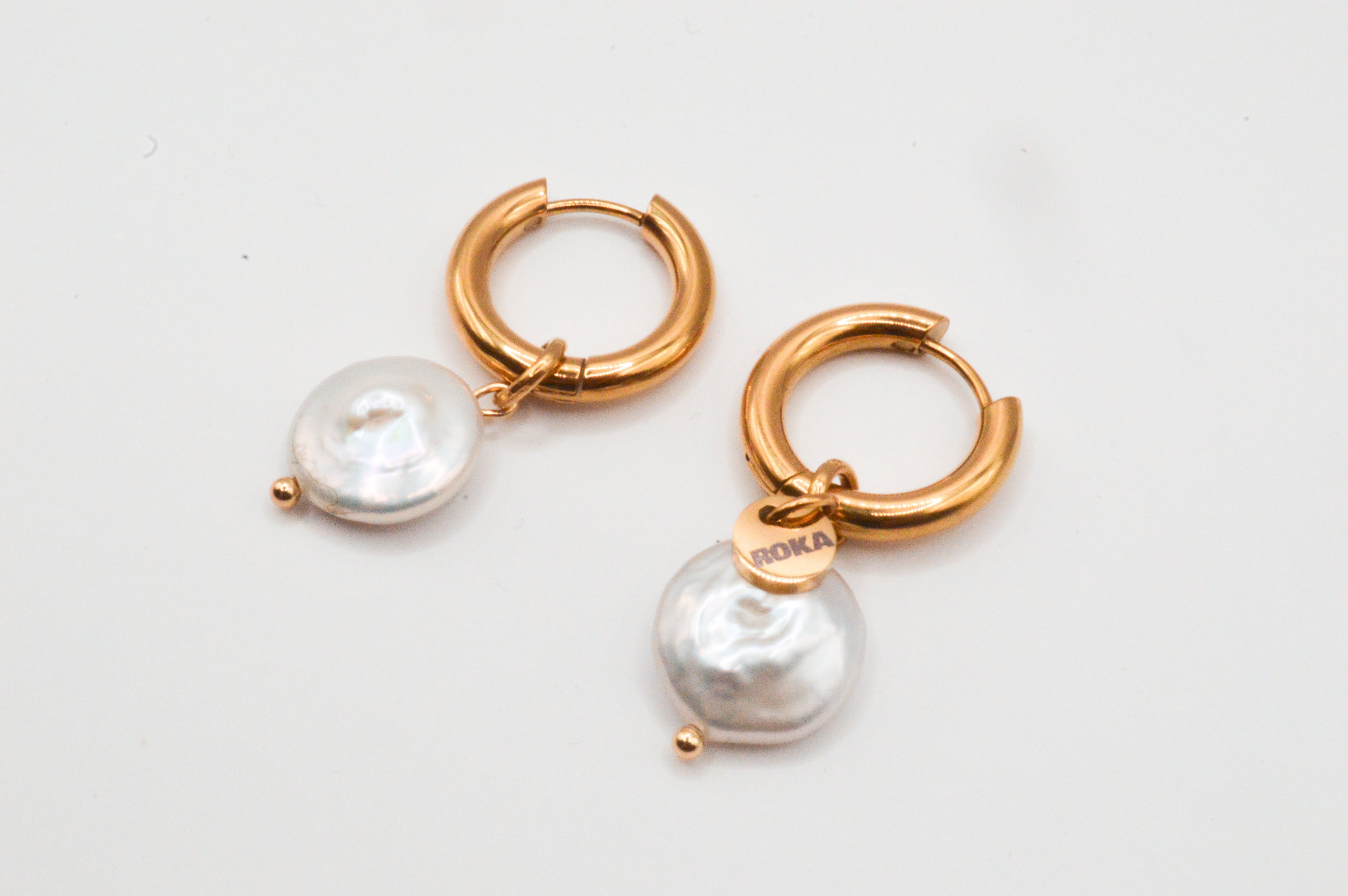 Arracada Perla Plana Dorada