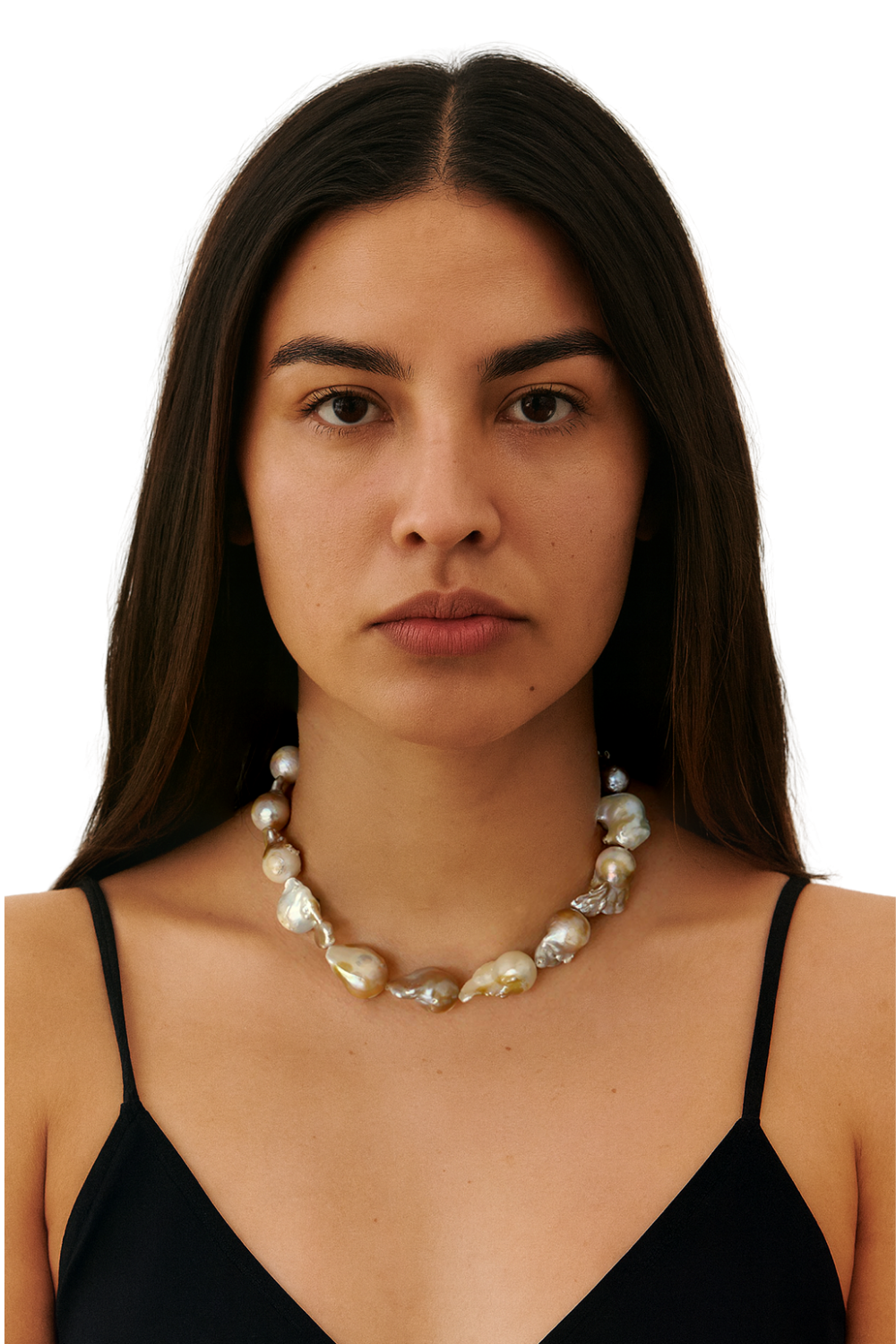 Collar de perlas barrocas ROKA en modelo sobre fondo blanco, joyería de piedras naturales y acero inoxidable.