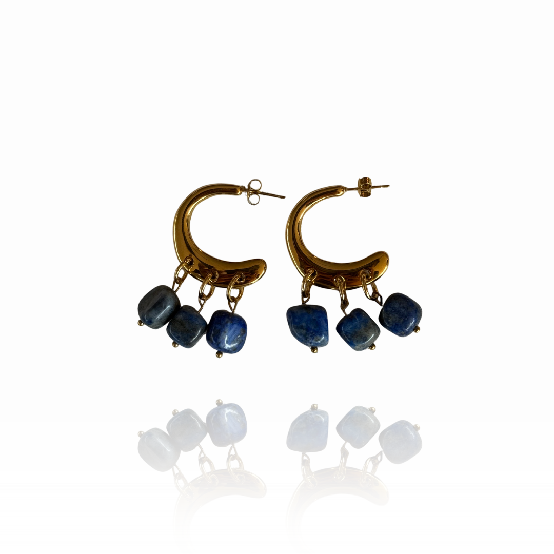 Aretes ROKA de aro dorado con tres dijes de lapislázuli natural en tonos azul profundo.