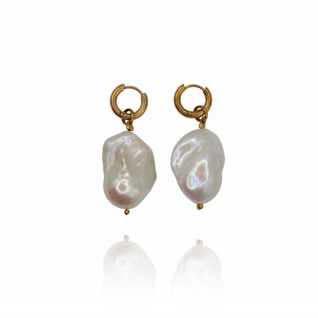 Aretes ROKA con perlas barrocas naturales colgantes y aros dorados de acero inoxidable.