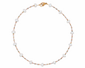Collar ROKA con perlas naturales y micro piedras en tonos neutros y cálidos, con broche dorado de acero inoxidable.
