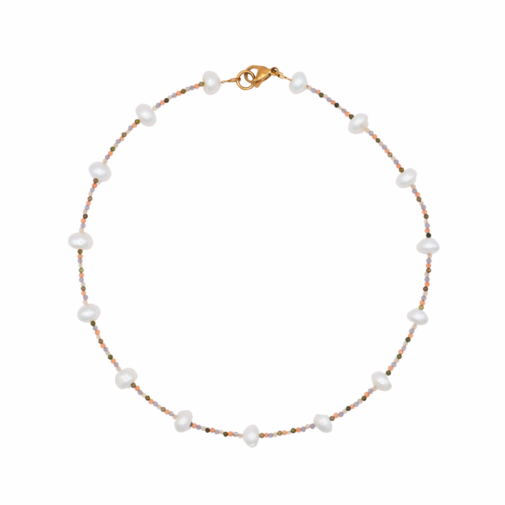 Collar ROKA con perlas naturales y micro piedras en tonos neutros y cálidos, con broche dorado de acero inoxidable.