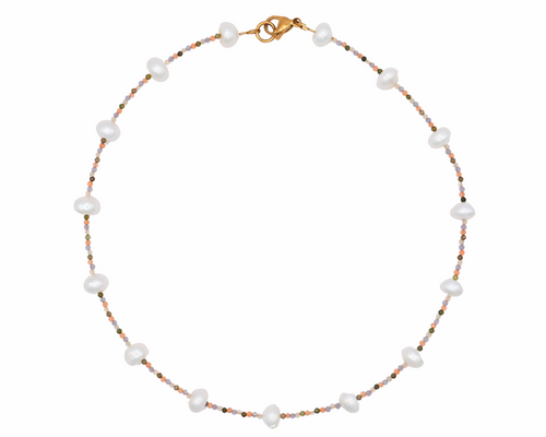 Collar ROKA con perlas naturales y micro piedras en tonos neutros y cálidos, con broche dorado de acero inoxidable.